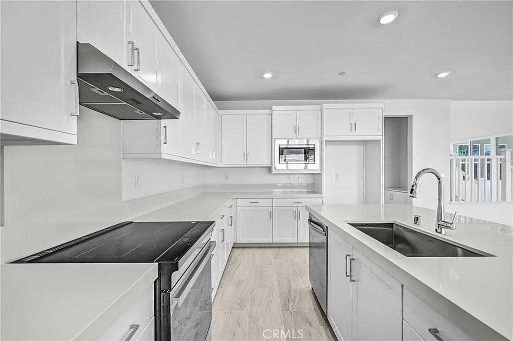 4 bed, 3.5 bath, 3257 sqft, $5,900 — Photo 2