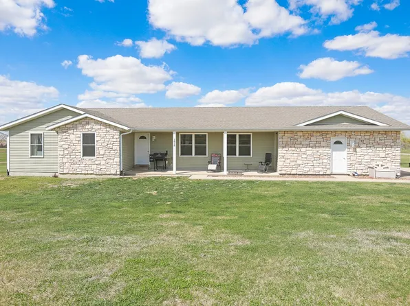 1818 Elk Horn Ct, Pella, IA 50219