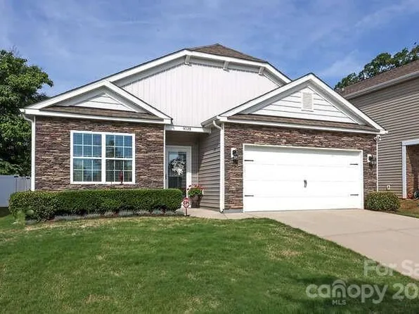 9728 Chase View Dr, Matthews, NC 28105