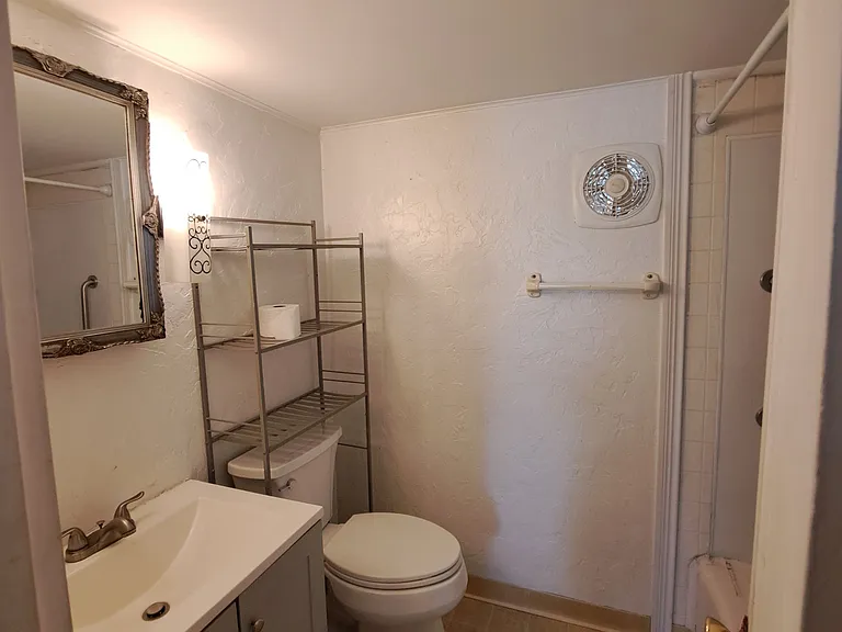 200 Park Ave #1 — Photo 6