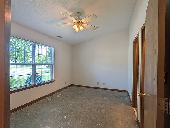 3rd image of 90 Phillips Ct