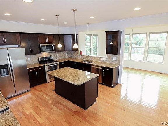 3rd image of 8827 Rushbrooke Ln