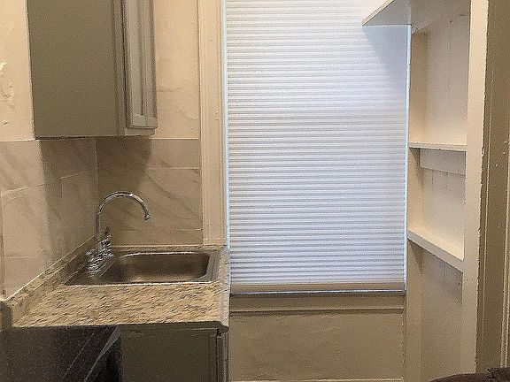2nd image of 601 10th St APT C