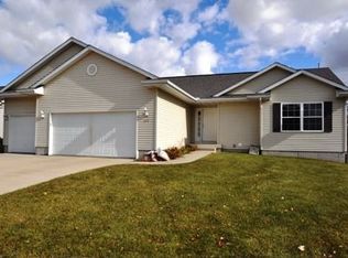 3517 Prairie Creek Rd SW, Cedar Rapids, IA 52404