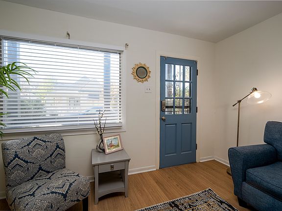 5th image of 880 Blythe St