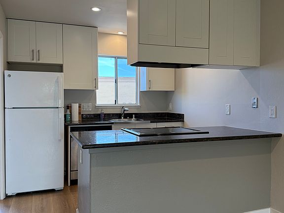 5th image of 325 Kitty Hawk Rd Unit 311