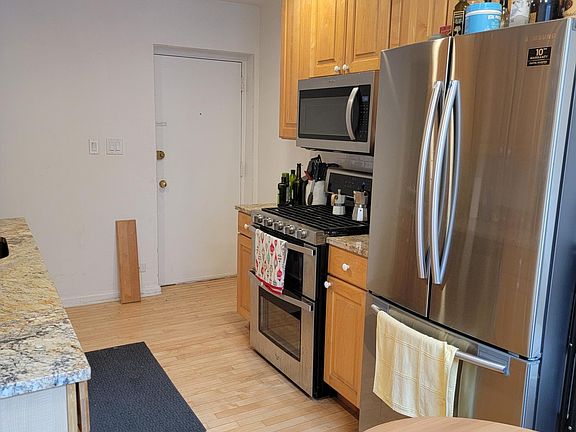 3rd image of 569 W Arlington Pl #2