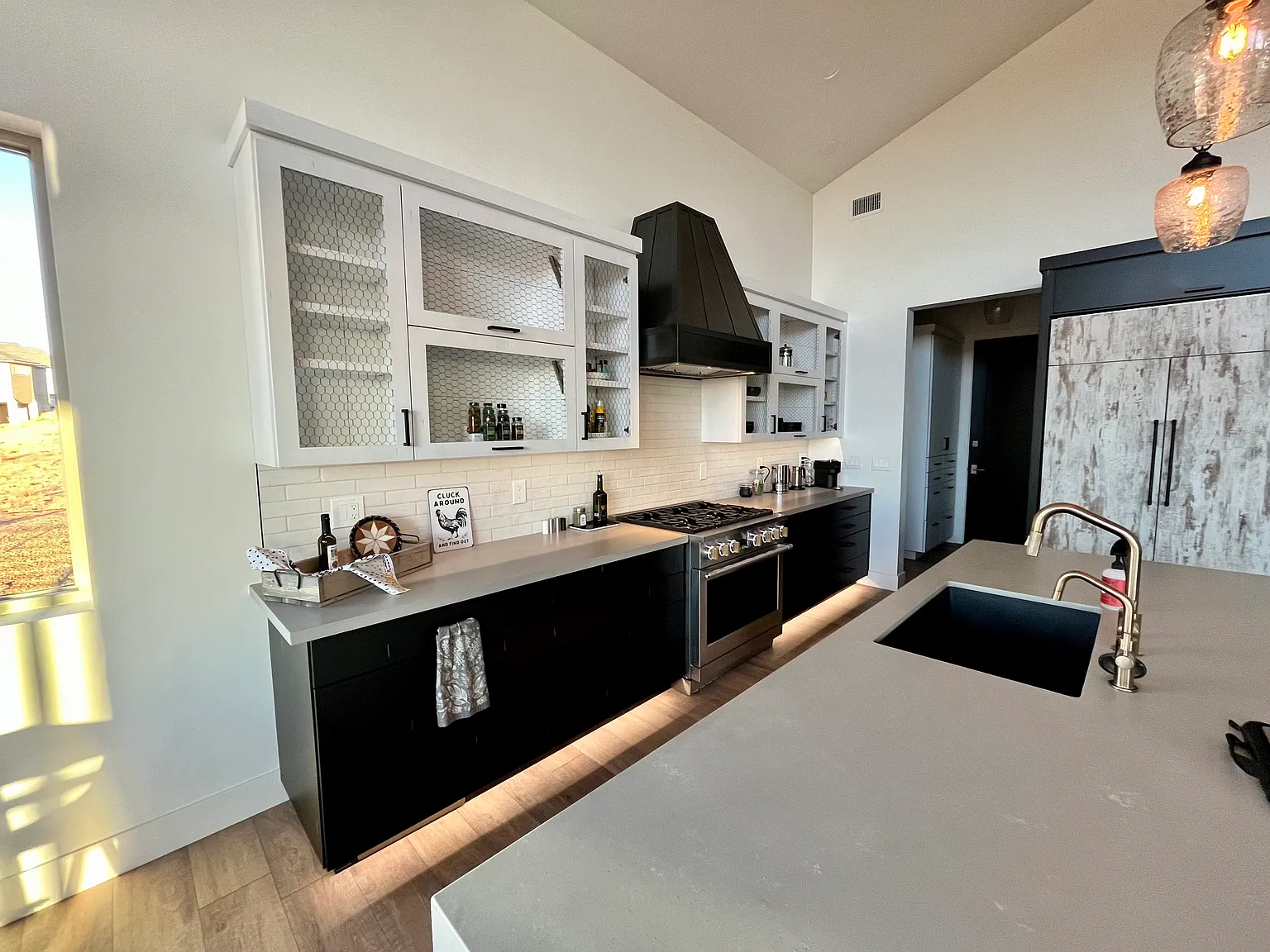 2 bed, 1.5 bath, 2324 sqft, $9,500 — Photo 4