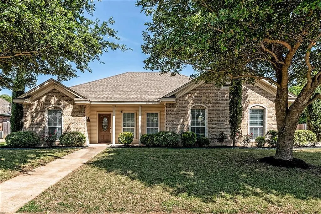 4 bed, 1641 sqft, $2,500 — Photo 1