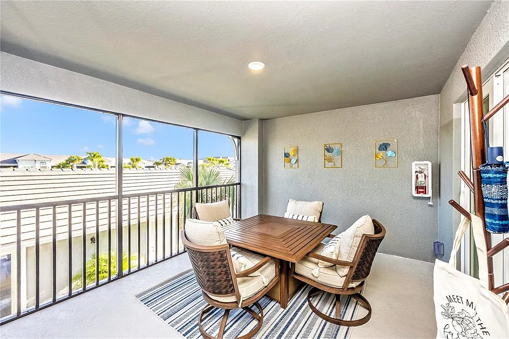 2 bed, 2.0 bath, 1355 sqft, $6,000 — Photo 2