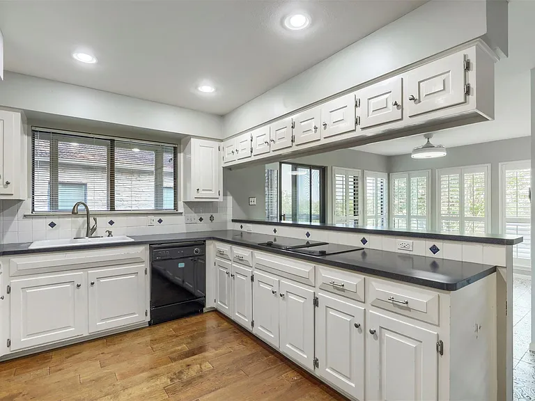 208 Crescent Blf — Photo 8