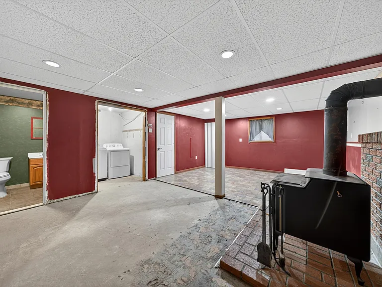 76 Maureen Dr — Photo 32