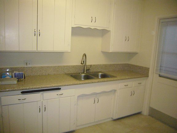 LARGE COUNTRY KITCHEN