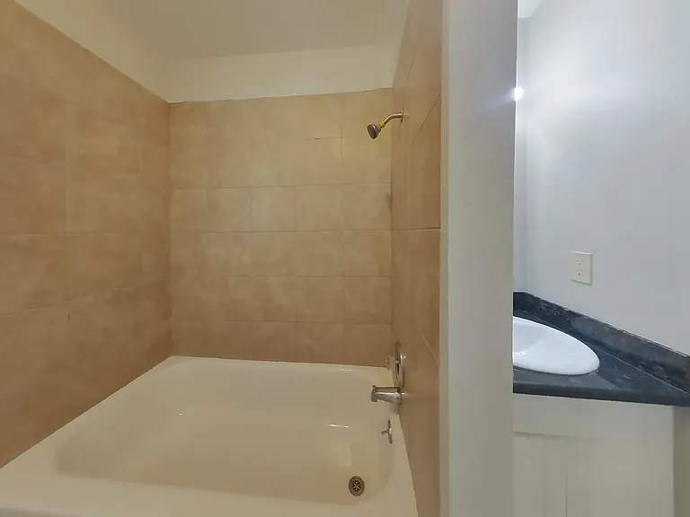 576 Laurel St — Photo 4