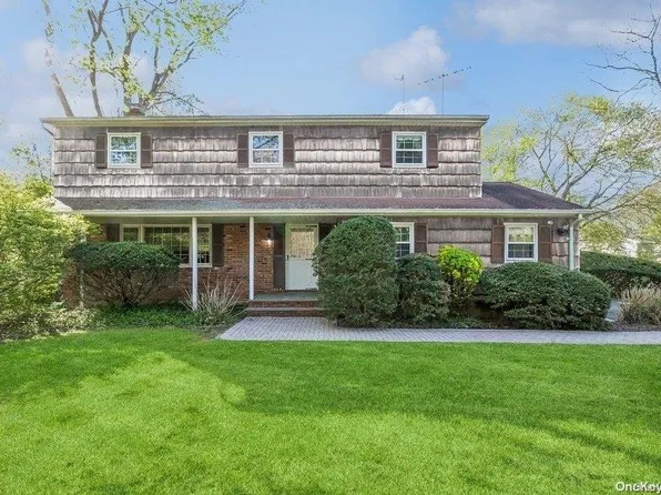 155 Parkway Drive N, Commack, NY 11725