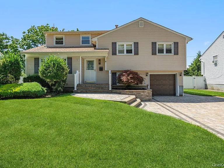 8 Radnor Ct — Photo 1