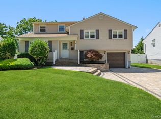 8 Radnor Ct, Hicksville, NY 11801
