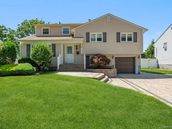 8 Radnor Ct, Hicksville, NY 11801