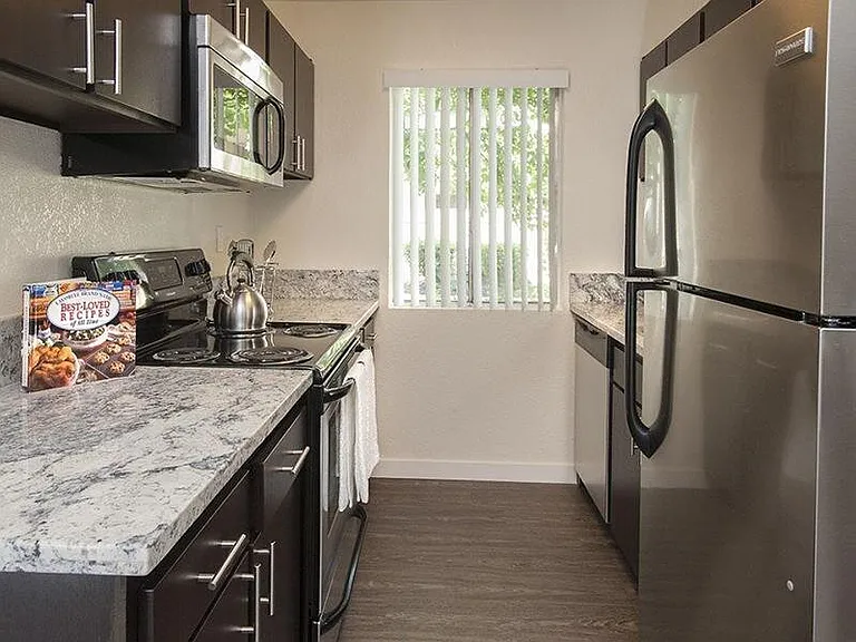 Parkwood Apartments — Photo 9