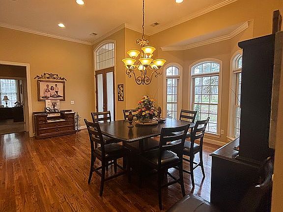 2nd image of 411 Chapman St