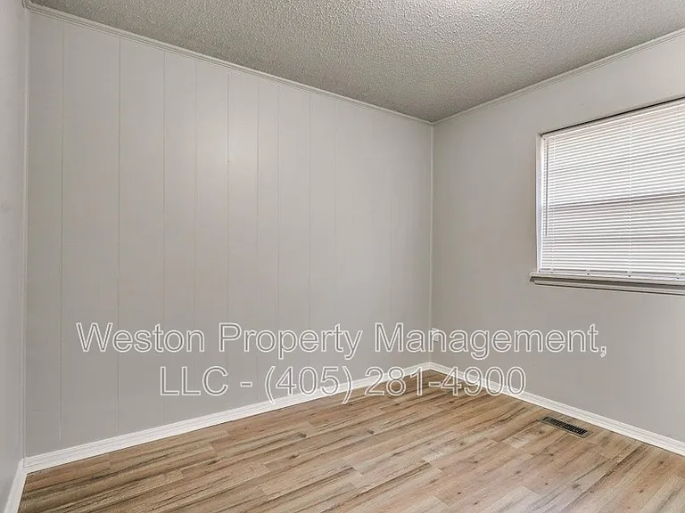 1011 Crown Dr — Photo 25
