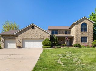 2877 Castle Woods Ln, Dubuque, IA 52001