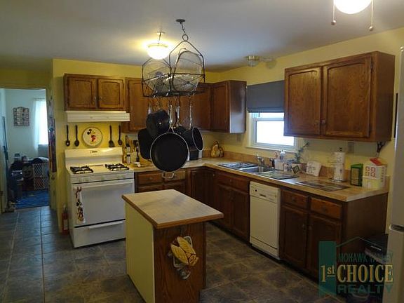 3rd image of 4 Harts Hill Cir