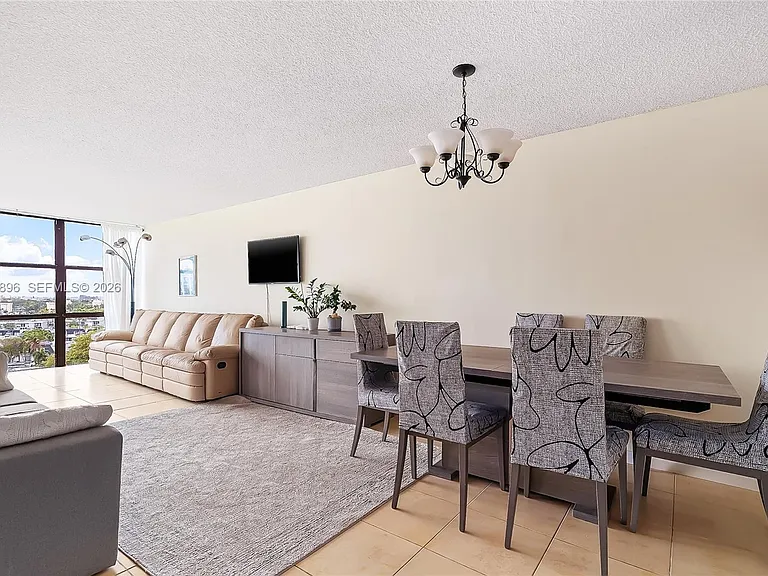 800 Parkview Dr #901 — Photo 2