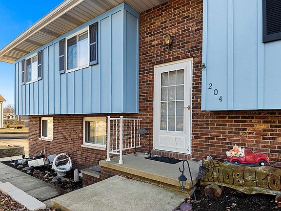 3rd image of 204 Oakbrook Dr