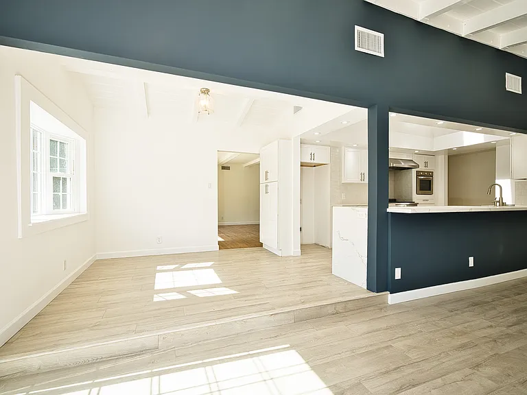 23220 Sylvan St — Photo 10