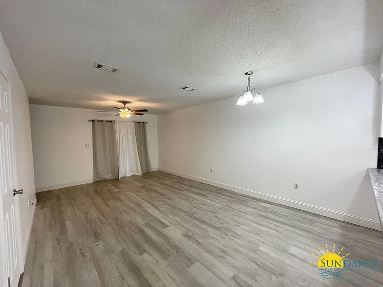 308 Woodrow St E #F — Photo 6