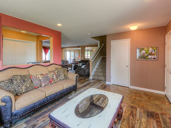 3rd image of 1548 Garnet Way
