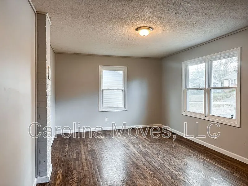 2 bed, 1.0 bath, $995 — Photo 2
