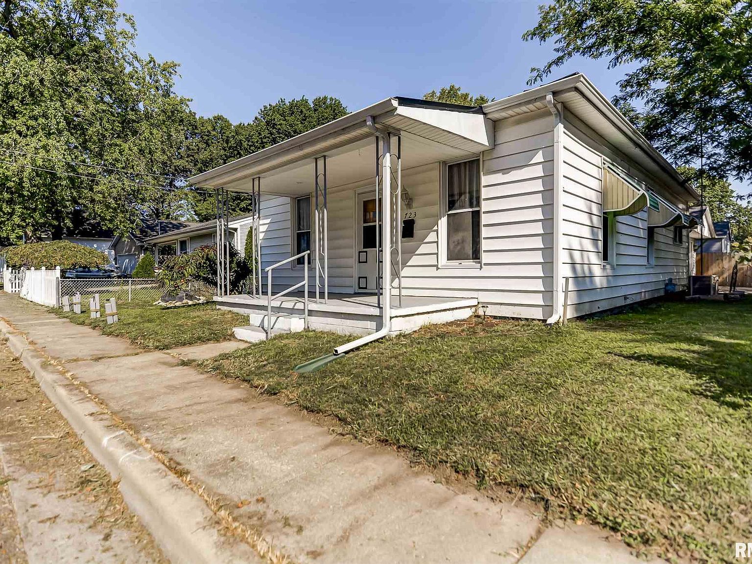 723 E Esther St Taylorville Il 62568 Zillow