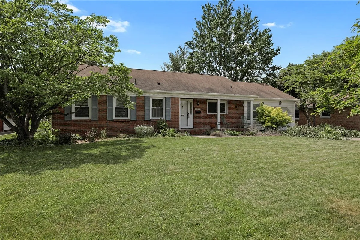 401 Burkwood Ct W photo 1
