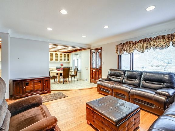 4th image of 1637 Woodhurst Ave