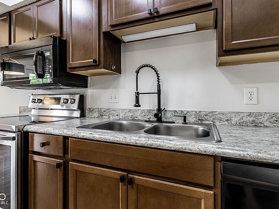 5th image of 1142 Canterbury Sq S APT B