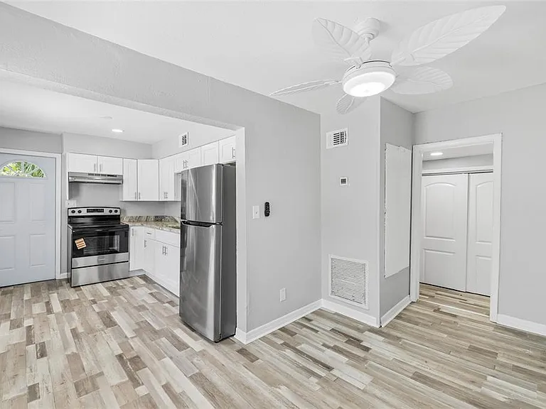 128 W North St — Photo 10