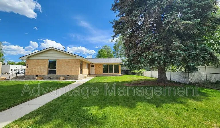 167 W Center Earnshaw #B — Photo 1