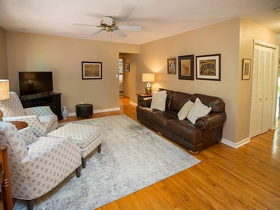 3rd image of 27070 Hilliard Blvd