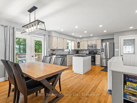 4th image of 220 Forler St
