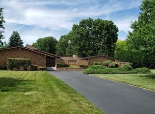 4 Cherrywood Ln, Bloomington, IL 61701