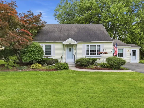 27 Meadow View Dr, Penfield, NY 14526