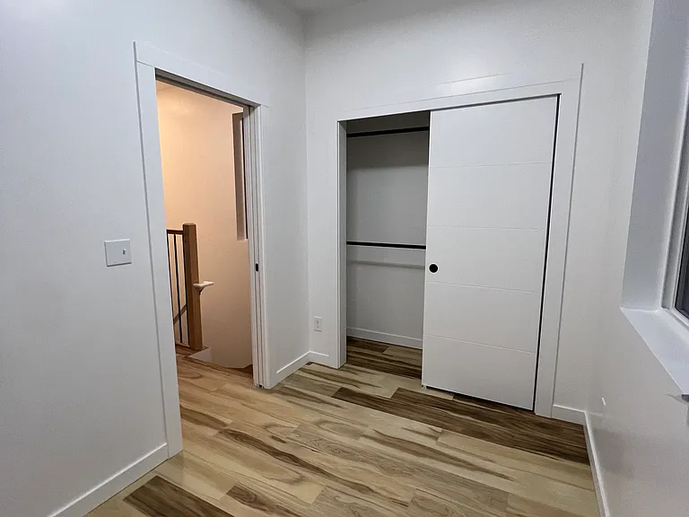 290 Monmouth Ave S — Photo 9