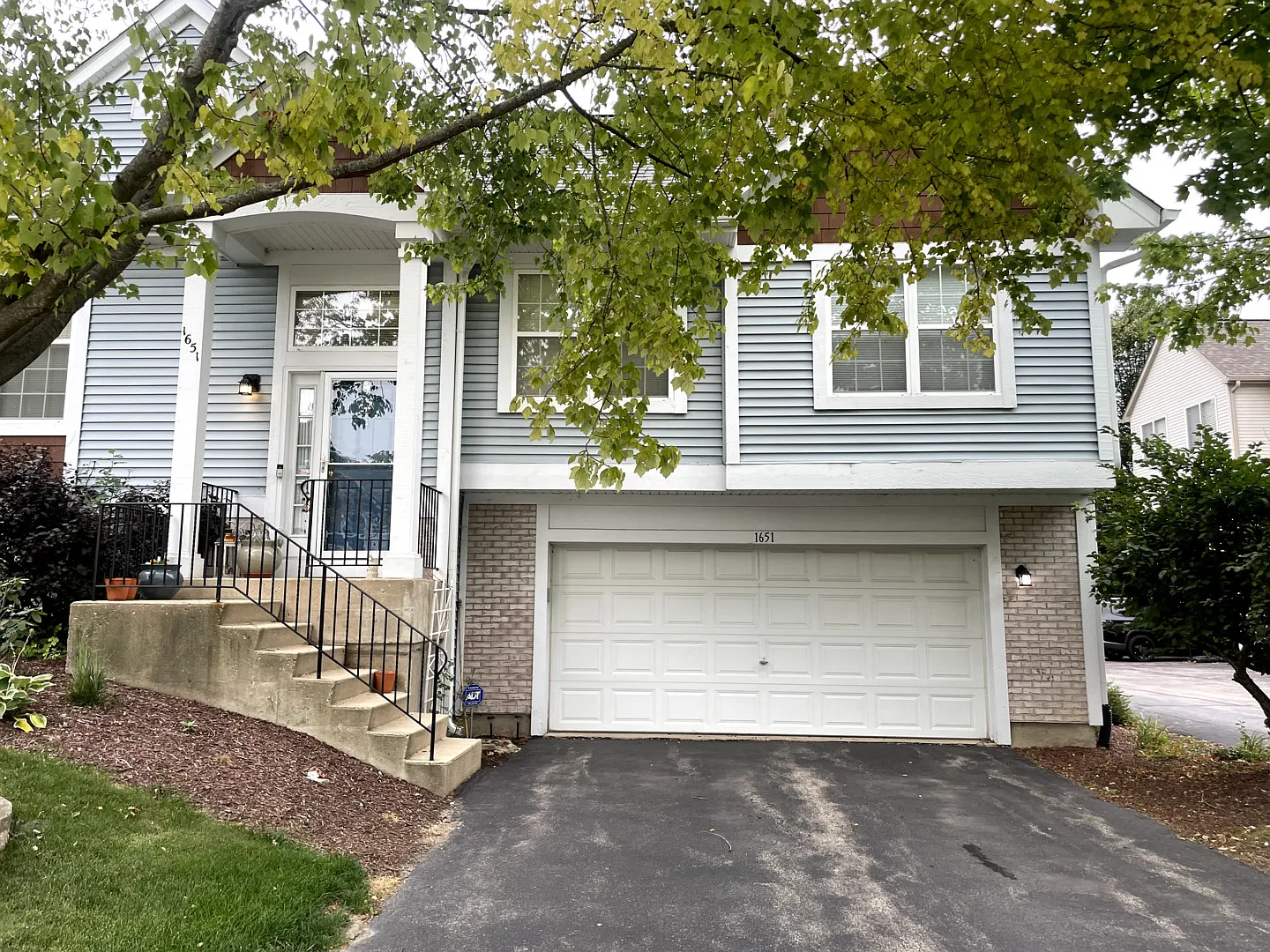 3 bed, 1096 sqft, $2,400 — Photo 1