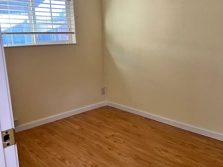 996 Fairwood Ave #2 — Photo 3