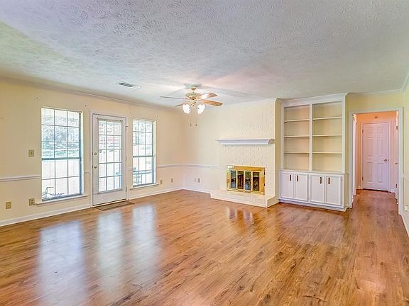 3rd image of 3209 Hillcrest Ln