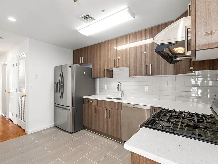 718 23rd St #3 — Photo 2