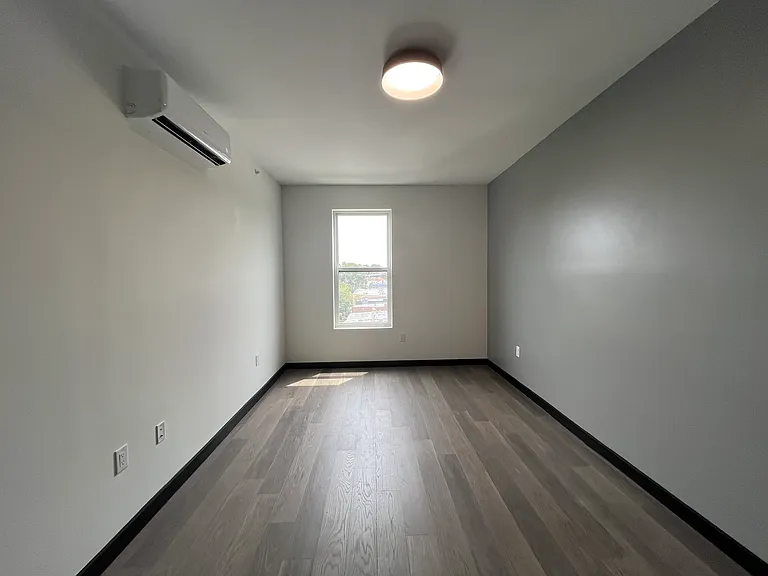 130-132 Mallory Ave #504 — Photo 8