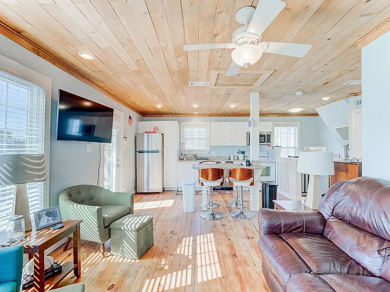 4211 Surf Dr — Photo 2